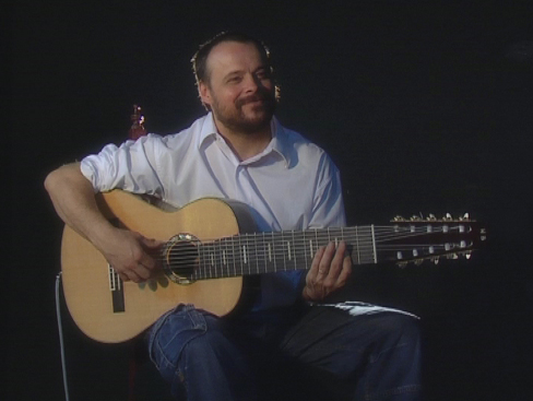 Guillermo Burgos ist Gitarrist, Komponist und Instrumentenbauer